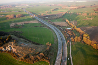 Vue aérienne de Itinéraire de l'A4 à le quartier Wandersleben in Drei Gleichen dans le département Thuringe, Allemagne