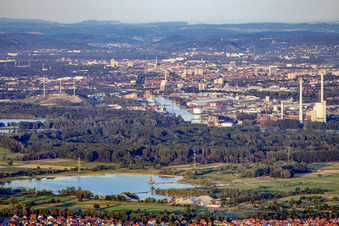 Vue aérienne de Le port rhénan de Karlsruhe vu de l'ouest à le quartier Mühlburg in Karlsruhe dans le département Bade-Wurtemberg, Allemagne