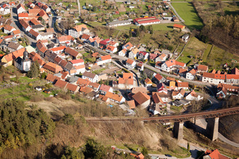 Vue aérienne de Vue locale des rues et des maisons de Angelroda à le quartier Angelroda in Martinroda dans le département Thuringe, Allemagne