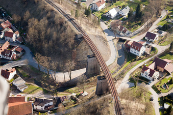 Photographie aérienne de Structure du pont ferroviaire pour le tracé des voies ferrées en Angelroda à le quartier Angelroda in Martinroda dans le département Thuringe, Allemagne