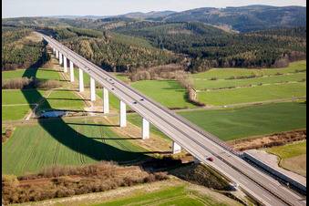 Vue aérienne de Itinéraire et voies le long du pont de l'autoroute A71 sur la vallée du Reichenbach à Martinroda dans le département Thuringe, Allemagne