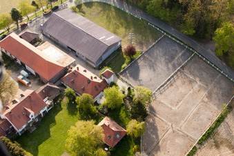 Rittnerthof à le quartier Durlach in Karlsruhe dans le département Bade-Wurtemberg, Allemagne du point de vue du drone
