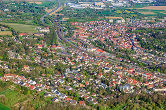 Vue aérienne de Eisenbahnstr à le quartier Grötzingen in Karlsruhe dans le département Bade-Wurtemberg, Allemagne