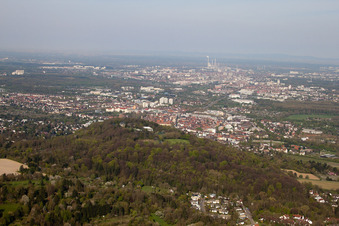 Vue aérienne de Turmberg vu de l'est à le quartier Durlach in Karlsruhe dans le département Bade-Wurtemberg, Allemagne