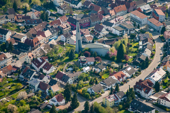 Vue aérienne de Église catholique de l'ouest à le quartier Berghausen in Pfinztal dans le département Bade-Wurtemberg, Allemagne