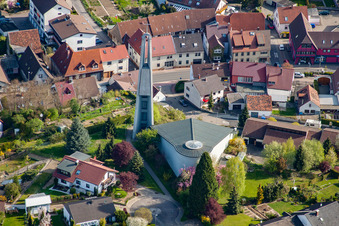 Vue aérienne de Église catholique du sud à le quartier Berghausen in Pfinztal dans le département Bade-Wurtemberg, Allemagne