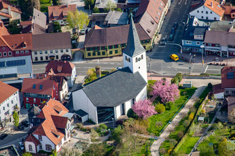 Vue aérienne de Église Saint-Martin à le quartier Berghausen in Pfinztal dans le département Bade-Wurtemberg, Allemagne