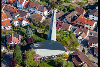 Vue aérienne de Église catholique du sud-est à le quartier Berghausen in Pfinztal dans le département Bade-Wurtemberg, Allemagne