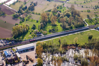 Vue aérienne de Biotope et ligne de chemin de fer sur la Reetzstr à le quartier Berghausen in Pfinztal dans le département Bade-Wurtemberg, Allemagne