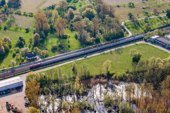 Vue aérienne de Biotope et ligne de chemin de fer sur la Reetzstr à le quartier Berghausen in Pfinztal dans le département Bade-Wurtemberg, Allemagne