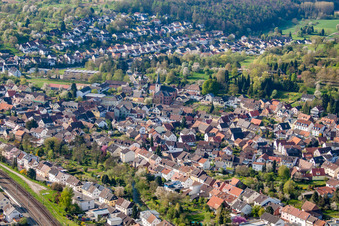 Vue aérienne de Vue de la ville depuis le nord avec l'église Saint-Michel à le quartier Söllingen in Pfinztal dans le département Bade-Wurtemberg, Allemagne