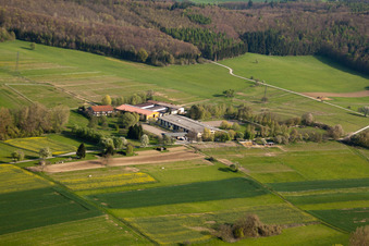 Vue aérienne de Centre équestre de Berghausen à le quartier Wöschbach in Pfinztal dans le département Bade-Wurtemberg, Allemagne