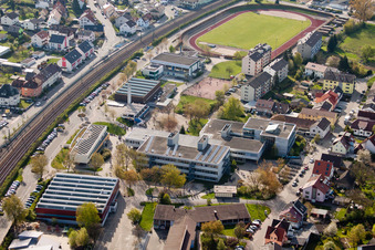 Vue d'oiseau de Lycée Ludwig-Marum Pfinztal à le quartier Berghausen in Pfinztal dans le département Bade-Wurtemberg, Allemagne