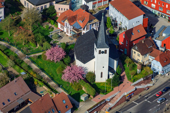 Vue aérienne de Église protestante Saint-Martin à le quartier Berghausen in Pfinztal dans le département Bade-Wurtemberg, Allemagne