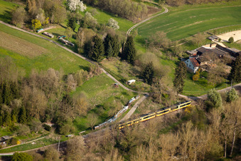 Vue aérienne de S-Bahn à le quartier Berghausen in Pfinztal dans le département Bade-Wurtemberg, Allemagne
