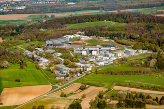 Vue aérienne de Institut Fraunhofer de technologie chimique (ICT) à le quartier Berghausen in Pfinztal dans le département Bade-Wurtemberg, Allemagne