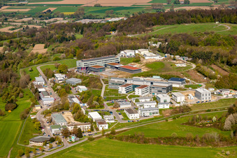 Vue aérienne de Institut Fraunhofer de technologie chimique (ICT) à le quartier Berghausen in Pfinztal dans le département Bade-Wurtemberg, Allemagne
