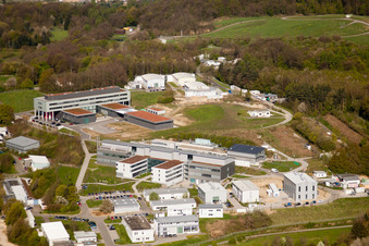 Vue oblique de Institut Fraunhofer de technologie chimique (ICT) à le quartier Berghausen in Pfinztal dans le département Bade-Wurtemberg, Allemagne