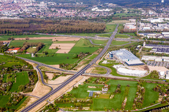 Vue aérienne de Itinéraire et voies le long de la sortie d'autoroute et de l'accès de la BAB A5 Karlsruhe Nord et de l'intersection B10/B3 avec le groupe Vollack à le quartier Durlach in Karlsruhe dans le département Bade-Wurtemberg, Allemagne