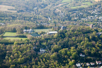 Vue aérienne de École de sport de Schöneck derrière le Turmberg à le quartier Durlach in Karlsruhe dans le département Bade-Wurtemberg, Allemagne