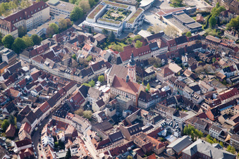 Vue aérienne de Église de la ville à le quartier Durlach in Karlsruhe dans le département Bade-Wurtemberg, Allemagne