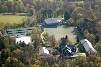Vue oblique de École de sport de Schöneck derrière le Turmberg à le quartier Durlach in Karlsruhe dans le département Bade-Wurtemberg, Allemagne
