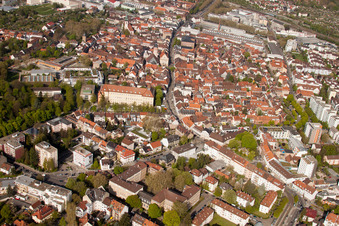 Vue aérienne de Vieille ville vue de l'est à le quartier Durlach in Karlsruhe dans le département Bade-Wurtemberg, Allemagne
