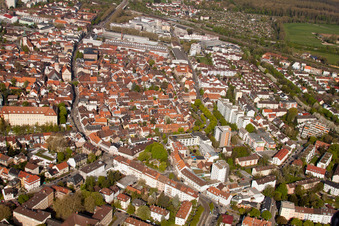 Vue aérienne de Vieille ville vue de l'est à le quartier Durlach in Karlsruhe dans le département Bade-Wurtemberg, Allemagne