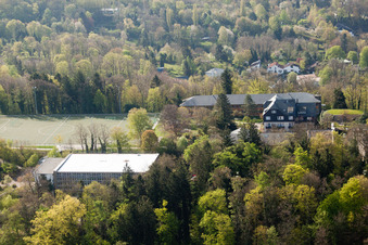 École de sport de Schöneck derrière le Turmberg à le quartier Durlach in Karlsruhe dans le département Bade-Wurtemberg, Allemagne d'en haut