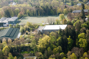 École de sport de Schöneck derrière le Turmberg à le quartier Durlach in Karlsruhe dans le département Bade-Wurtemberg, Allemagne hors des airs