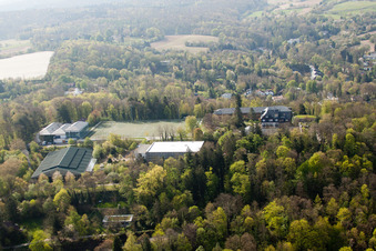 École de sport de Schöneck derrière le Turmberg à le quartier Durlach in Karlsruhe dans le département Bade-Wurtemberg, Allemagne vue d'en haut