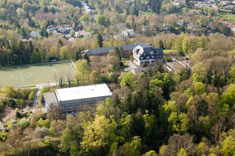 École de sport de Schöneck derrière le Turmberg à le quartier Durlach in Karlsruhe dans le département Bade-Wurtemberg, Allemagne depuis l'avion