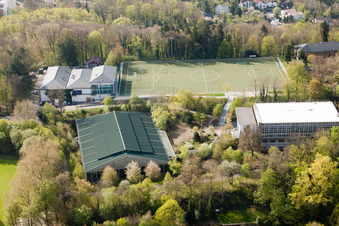 Vue d'oiseau de École de sport de Schöneck derrière le Turmberg à le quartier Durlach in Karlsruhe dans le département Bade-Wurtemberg, Allemagne