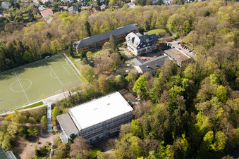 École de sport de Schöneck derrière le Turmberg à le quartier Durlach in Karlsruhe dans le département Bade-Wurtemberg, Allemagne vue du ciel