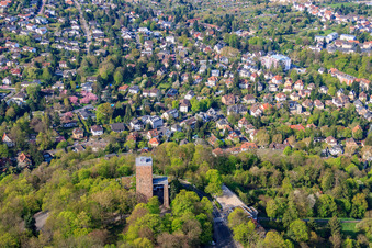 Vue aérienne de Tour d'observation sur le Turmberg depuis l'est à le quartier Durlach in Karlsruhe dans le département Bade-Wurtemberg, Allemagne