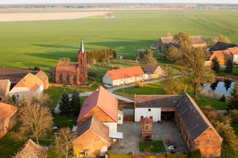 Vue aérienne de Église du village à le quartier Welsickendorf in Niederer Fläming dans le département Brandebourg, Allemagne
