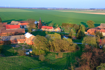 Vue aérienne de Höfgen à le quartier Welsickendorf in Niederer Fläming dans le département Brandebourg, Allemagne