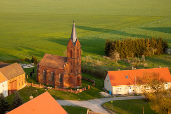 Vue aérienne de Chapelle de l'église du village de Höfgen à le quartier Welsickendorf in Niederer Fläming dans le département Brandebourg, Allemagne