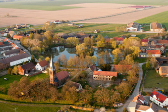 Vue aérienne de Bâtiments d'église en Borgisdorf à le quartier Borgisdorf in Niederer Fläming dans le département Brandebourg, Allemagne