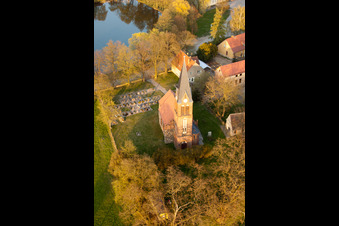 Vue aérienne de Bâtiment d'église au centre du village à le quartier Borgisdorf in Niederer Fläming dans le département Brandebourg, Allemagne