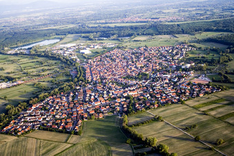 Vue aérienne de Vue de la ville depuis le nord-est à Hagenbach dans le département Rhénanie-Palatinat, Allemagne