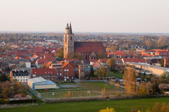 Vue aérienne de Église Saint-Nicolas dans le vieux centre-ville à Jüterbog dans le département Brandebourg, Allemagne