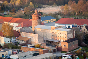 Vue aérienne de Église Saint-Nicolas dans le vieux centre-ville à Jüterbog dans le département Brandebourg, Allemagne