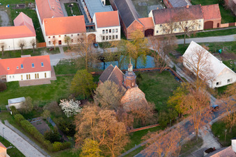 Vue aérienne de Bâtiment d'église au centre du village à le quartier Werbig in Niederer Fläming dans le département Brandebourg, Allemagne