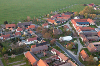 Vue aérienne de Bâtiment d'église au centre du village à le quartier Hohengörsdorf in Niederer Fläming dans le département Brandebourg, Allemagne