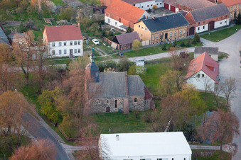Photographie aérienne de Bâtiment d'église au centre du village à le quartier Werbig in Niederer Fläming dans le département Brandebourg, Allemagne