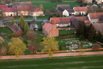 Vue oblique de Bâtiment d'église au centre du village à le quartier Werbig in Niederer Fläming dans le département Brandebourg, Allemagne