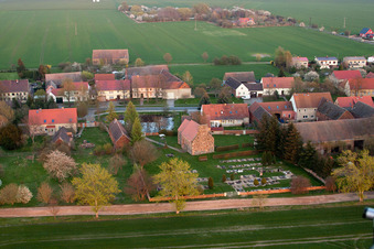 Bâtiment d'église au centre du village à le quartier Werbig in Niederer Fläming dans le département Brandebourg, Allemagne d'en haut