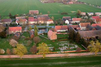 Bâtiment d'église au centre du village à le quartier Werbig in Niederer Fläming dans le département Brandebourg, Allemagne hors des airs