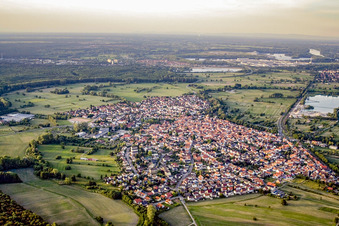 Vue aérienne de Vue de la ville depuis le sud-ouest à Hagenbach dans le département Rhénanie-Palatinat, Allemagne
